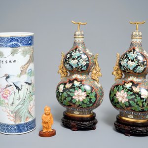 A Chinese qianjiang cai hat stand, a pair of cloisonné vases and a carved wood figure, 20th C. — 照片 8