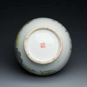 A Chinese qianjiang cai 'hu' vase with antiquities, signed Xu Pinheng 許品衡, Tongzhi mark, 19/20th C. — 照片 6