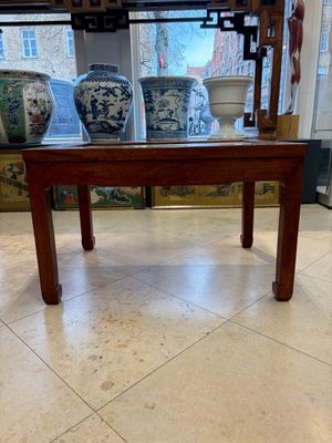 A Chinese qianjiang cai ‘Mountainous Landscape’ plaque-inset hongmu low table , 19/20th C. — 照片 1