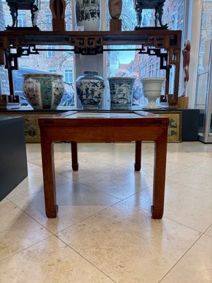 A Chinese qianjiang cai ‘Mountainous Landscape’ plaque-inset hongmu low table , 19/20th C. — 照片 4