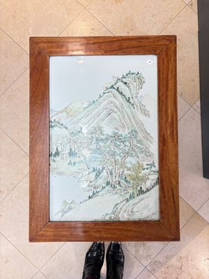 A Chinese qianjiang cai ‘Mountainous Landscape’ plaque-inset hongmu low table , 19/20th C. — 照片 5