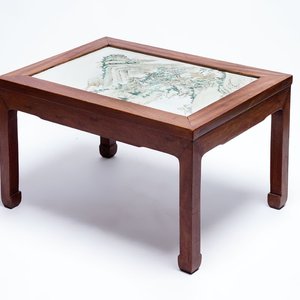 A Chinese qianjiang cai ‘Mountainous Landscape’ plaque-inset hongmu low table , 19/20th C. — 照片 1