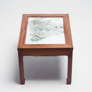 A Chinese qianjiang cai ‘Mountainous Landscape’ plaque-inset hongmu low table , 19/20th C. — 照片 4