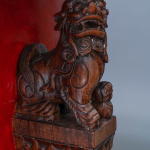 A Chinese qianjiang cai plaque mounted in a wooden table, 19/20th C. — 照片 11