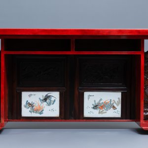 A Chinese qianjiang cai plaque mounted in a wooden table, 19/20th C. — 照片 2