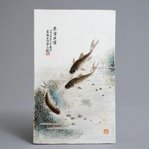 A Chinese qianjiang cai plaque with fish after Deng Bishan, 20th C. — 照片 1