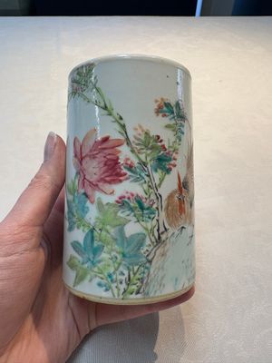 A Chinese qianjiang cai 'rooster' brush pot, signed Hengxing 恆興, Tongzhi mark, 19/20th C. — 照片 2