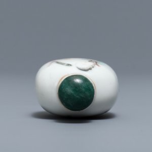 A Chinese qianjiang cai snuff bottle with a lady at a table, 19/20th C. — 照片 5
