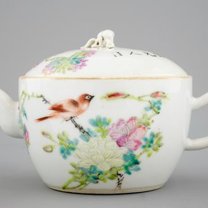 A Chinese qianjiang cai teapot, 19/20th C. — photo 1