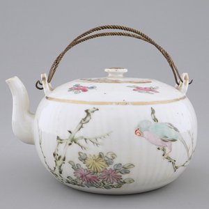 A Chinese qianjiang cai teapot and cover, 19/20th C. — photo 1