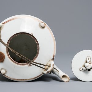 A Chinese qianjiang cai teapot and cover, signed Wang Youtang, 19/20th C. — 照片 6