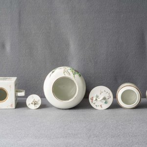 A Chinese qianjiang cai teapot and two covered bowls, 19/20th C. — photo 12