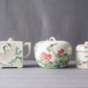 A Chinese qianjiang cai teapot and two covered bowls, 19/20th C. — photo 8