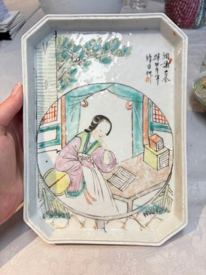 A Chinese qianjiang cai tray, two famille rose brush pots and a yellow-ground covered bowl, Tongzhi and Guangxu mark, 19/20th C. — photo 1