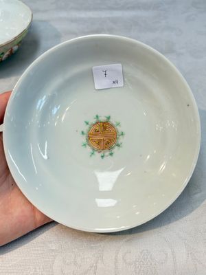 A Chinese qianjiang cai tray, two famille rose brush pots and a yellow-ground covered bowl, Tongzhi and Guangxu mark, 19/20th C. — photo 19