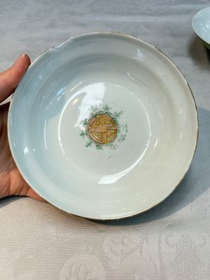 A Chinese qianjiang cai tray, two famille rose brush pots and a yellow-ground covered bowl, Tongzhi and Guangxu mark, 19/20th C. — photo 20