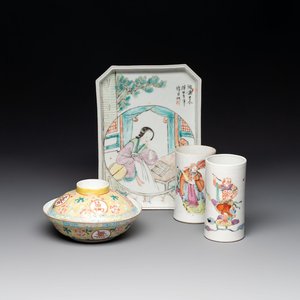 A Chinese qianjiang cai tray, two famille rose brush pots and a yellow-ground covered bowl, Tongzhi and Guangxu mark, 19/20th C. — photo 1