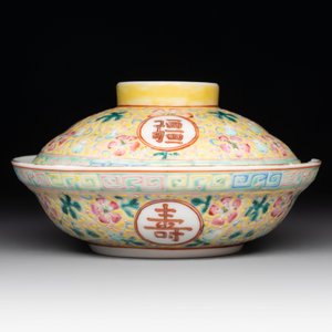 A Chinese qianjiang cai tray, two famille rose brush pots and a yellow-ground covered bowl, Tongzhi and Guangxu mark, 19/20th C. — photo 11
