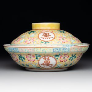 A Chinese qianjiang cai tray, two famille rose brush pots and a yellow-ground covered bowl, Tongzhi and Guangxu mark, 19/20th C. — photo 12