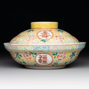 A Chinese qianjiang cai tray, two famille rose brush pots and a yellow-ground covered bowl, Tongzhi and Guangxu mark, 19/20th C. — photo 13
