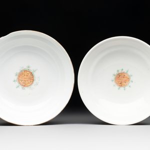 A Chinese qianjiang cai tray, two famille rose brush pots and a yellow-ground covered bowl, Tongzhi and Guangxu mark, 19/20th C. — photo 14