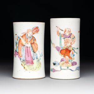 A Chinese qianjiang cai tray, two famille rose brush pots and a yellow-ground covered bowl, Tongzhi and Guangxu mark, 19/20th C. — photo 4