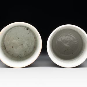 A Chinese qianjiang cai tray, two famille rose brush pots and a yellow-ground covered bowl, Tongzhi and Guangxu mark, 19/20th C. — photo 8