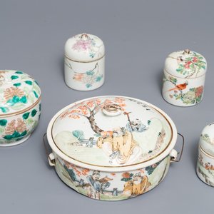 A Chinese qianjiang cai tureen, three cup warmers and a famille rose bowl and cover, 19/20th C. — photo 1