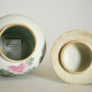A Chinese qianjiang cai vase and cover with "100 antiquities" design, 19/20th C. — photo 11