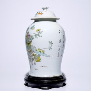 A Chinese qianjiang cai vase and cover with "100 antiquities" design, 19/20th C. — photo 2