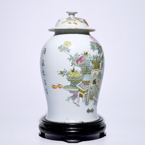 A Chinese qianjiang cai vase and cover with "100 antiquities" design, 19/20th C. — photo 4