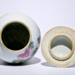 A Chinese qianjiang cai vase and cover with "100 antiquities" design, 19/20th C. — photo 5