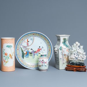 A Chinese qianjiang cai vase, three famille rose wares and a jadeite carving, 19/20th C. — photo 1