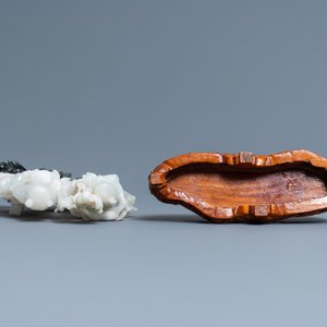 A Chinese qianjiang cai vase, three famille rose wares and a jadeite carving, 19/20th C. — photo 11