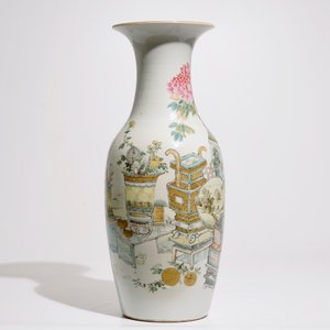 A Chinese qianjiang cai vase with "100 antiquities" design, 19/20th C. — 照片 2