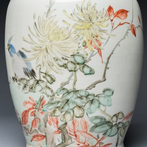 A Chinese qianjiang cai vase with figures and a bird among flowering branches — 照片 12