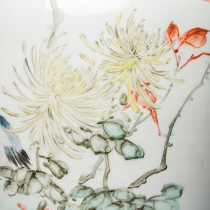 A Chinese qianjiang cai vase with figures and a bird among flowering branches — 照片 10