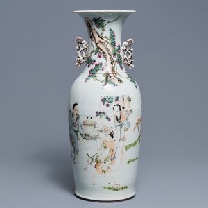 A Chinese qianjiang cai vase with figures around a table, 19th C. — 照片 1