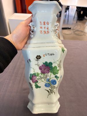 A Chinese qianjiang cai 'Wu Zi Deng Ke 五子登科' hexagonal vase, sigend Xian Cha 仙槎, dated 1915 — photo 2
