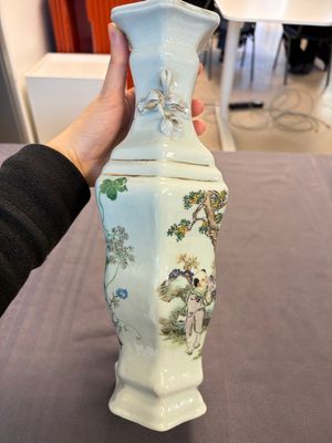 A Chinese qianjiang cai 'Wu Zi Deng Ke 五子登科' hexagonal vase, sigend Xian Cha 仙槎, dated 1915 — photo 3