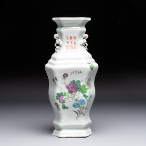 A Chinese qianjiang cai 'Wu Zi Deng Ke 五子登科' hexagonal vase, sigend Xian Cha 仙槎, dated 1915 — photo 3
