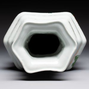 A Chinese qianjiang cai 'Wu Zi Deng Ke 五子登科' hexagonal vase, sigend Xian Cha 仙槎, dated 1915 — photo 5