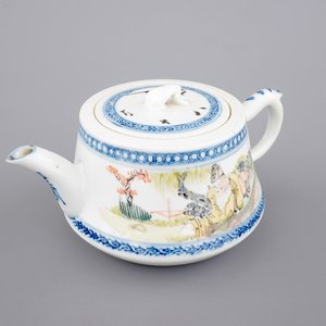 A Chinese Qianjiang porcelain teapot with cover, ca. 1900 — photo 1