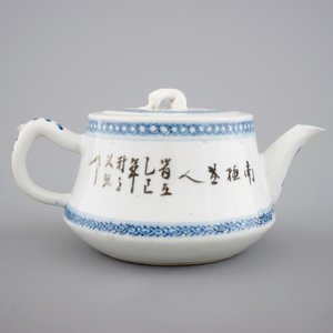 A Chinese Qianjiang porcelain teapot with cover, ca. 1900 — photo 2