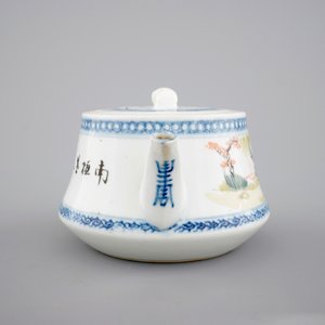 A Chinese Qianjiang porcelain teapot with cover, ca. 1900 — photo 3