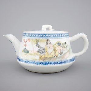 A Chinese Qianjiang porcelain teapot with cover, ca. 1900 — photo 4