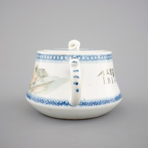 A Chinese Qianjiang porcelain teapot with cover, ca. 1900 — photo 5