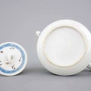 A Chinese Qianjiang porcelain teapot with cover, ca. 1900 — photo 7