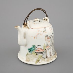 A Chinese Qianjiang style porcelain teapot and cover, ca. 1900 — photo 1