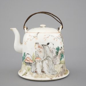 A Chinese Qianjiang style porcelain teapot and cover, ca. 1900 — photo 2